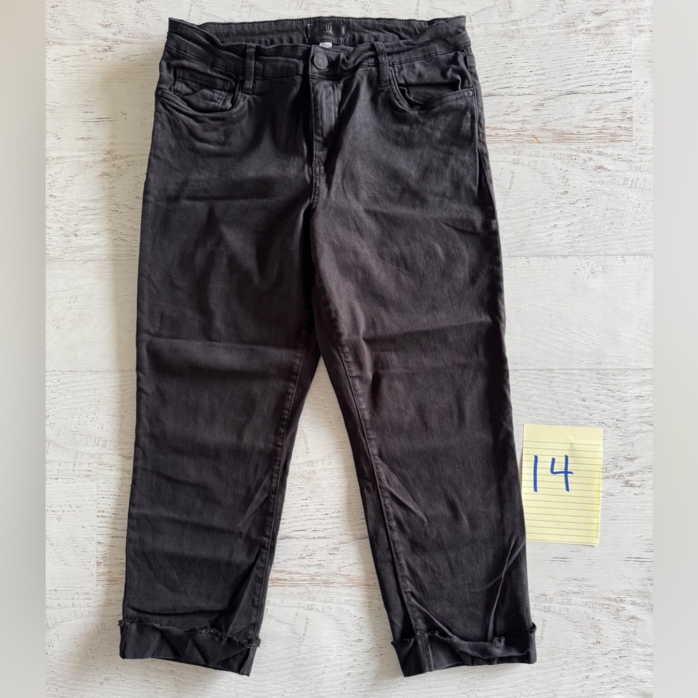 Kut from the Kloth Amy Crop Straight Leg Capri Jeans. Size 12. Gently loved 💙